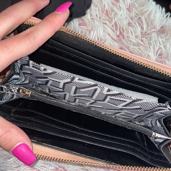 Pink wallet - Picture 2 of 2